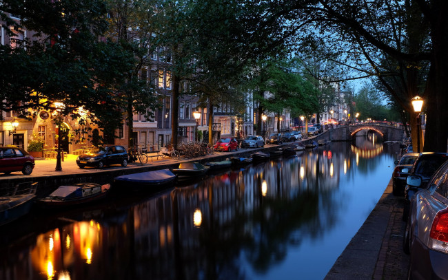 Обои картинки фото города, амстердам , нидерланды, мостик, вечер, канал, автомобили, велосипеды, лодки