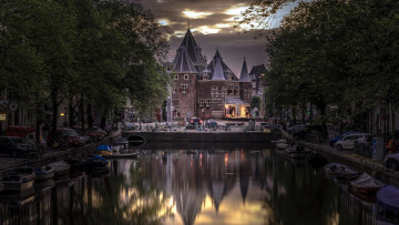 Картинка города амстердам+ нидерланды сумерки лодки канал