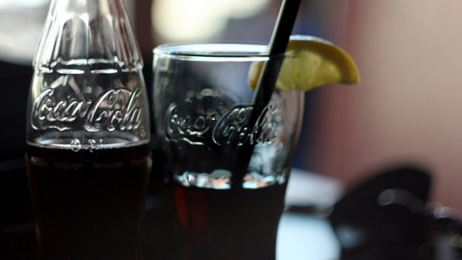 Обои картинки фото бренды, coca-cola, напиток, стакан, бутылка