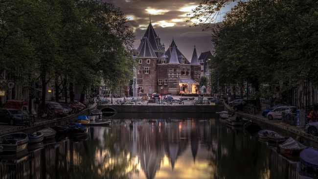 Обои картинки фото города, амстердам , нидерланды, сумерки, лодки, канал