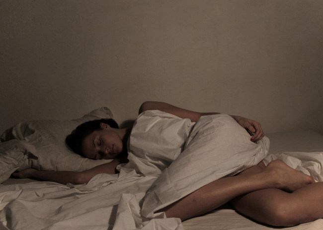 Обои картинки фото девушки, -unsort , брюнетки, темноволосые, сон, брюнетка, постель