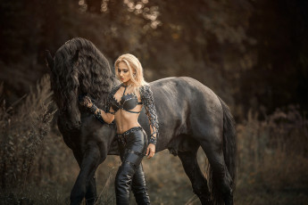Картинка darya+lefler девушки дарья+лефлер darya lefler чёрный кожа красотка вороной лошадь конь дарья лефлер cosplay блондинка девушка модель наряд поза макияж причёска взгляд