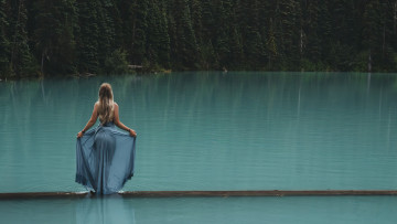 Картинка девушки -+блондинки +светловолосые девушка платье озеро мостик пейзаж