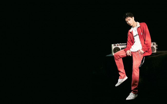 Обои картинки фото мужчины, wang yi bo, актер, певец, куртка, магнитофоны, джинсы