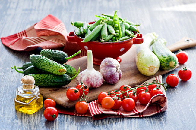 Обои картинки фото еда, овощи, горох, чеснок, кабачки, масло, огурцы, помидоры, томаты
