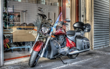 обоя мотоциклы, victory, шлем, ветровое, стекло, мотоцикл, витрина