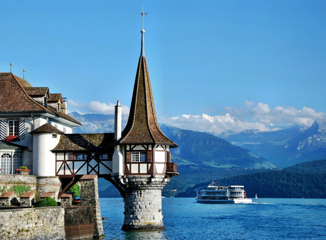Обои картинки фото castle, of, oberhofen, lake, thun, города, дворцы, замки, крепости, швейцария, горы, озеро, теплоход, замок