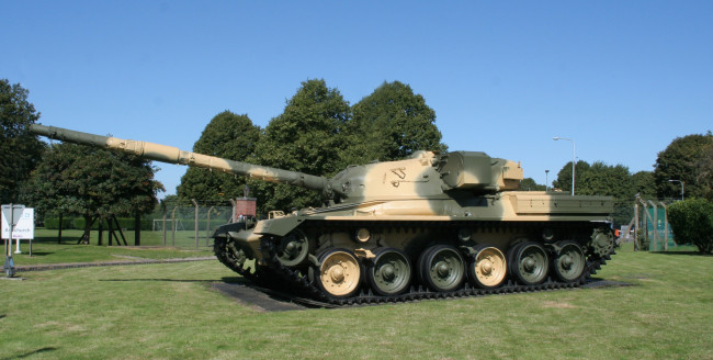 Обои картинки фото техника, военная, танк, поляна, музей, экспонат