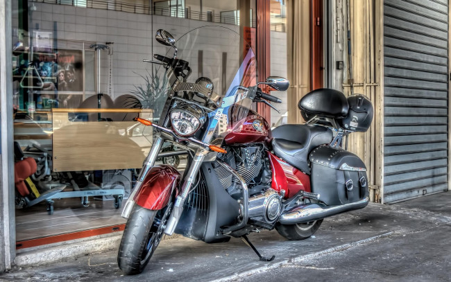 Обои картинки фото мотоциклы, victory, шлем, ветровое, стекло, мотоцикл, витрина