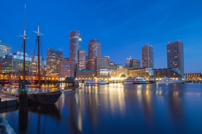 Обои картинки фото boston, massachusetts, города, огни, ночного, бостон, бостонская, бухта, яхты, массачусетс, ночной, город, harbor, небоскрёбы