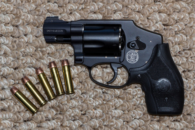 Обои картинки фото smith, wesson, оружие, револьверы, патроны, револьвер, полицейский, короткоствольный