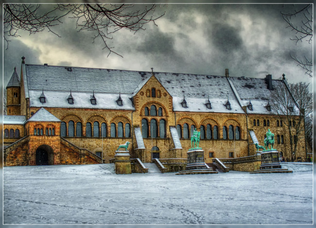 Обои картинки фото kaiserpfalz, goslar, города, дворцы, замки, крепости, статуи, зима, снег, тучи, замок