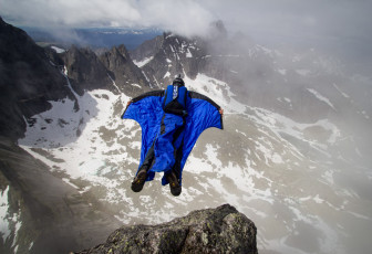 Картинка спорт экстрим парашют контейнер облака скалы горы бейсер бейсджампинг пилот вингсьют