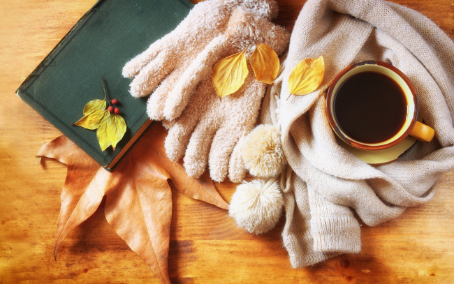 Обои картинки фото еда, кофе,  кофейные зёрна, hot, cup, coffee, autumn, листья, шарф, чашка, осень, leaves