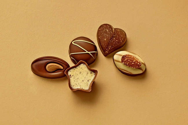 Обои картинки фото еда, конфеты,  шоколад,  сладости, шоколад, миндаль, сливки, крем, карамель