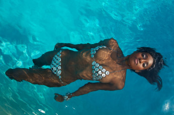 Картинка sherall+symonds девушки -unsort+ темнокожие брюнетка темнокожая модель sherall symonds девушка купание вода пробки пиво бассейн макияж мулатка купальник мокрая