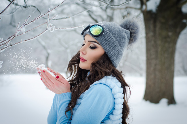 Обои картинки фото девушки, -unsort , брюнетки, темноволосые, лес, снег, зима, модель, девушка