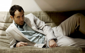 Картинка мужчины jude+law актер костюм диван