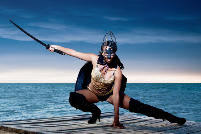 Обои картинки фото Danie Pearl, девушки, меч, море, cierra, сапоги, маска, катана
