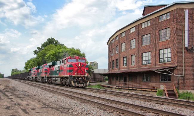 Обои картинки фото техника, поезда, рельсы, железная, дорога, грузовой, состав, вагоны, локомотив