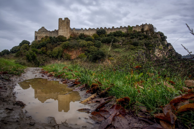 Обои картинки фото castillo de cornatel, города, - дворцы,  замки,  крепости, замок, холм, тропа