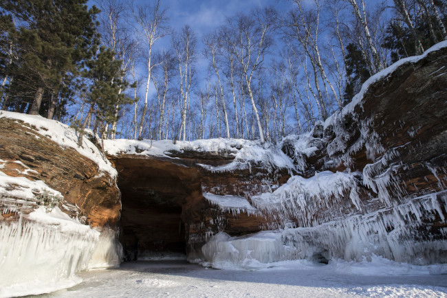 Обои картинки фото природа, зима, деревья, небо, пещера, скалы, лед, снег, грот