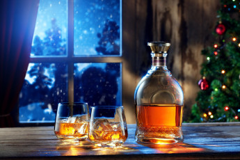 Картинка праздничные угощения елка окно стаканы лед графин виски праздник