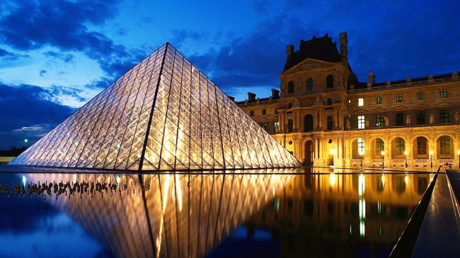 Обои картинки фото города, париж , франция, вода, музей, пирамида, свет, лувр