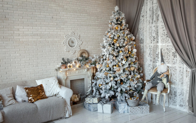 Обои картинки фото праздничные, новогодний очаг, диван, гном, шторы, интерьер, подарки, стена, новый, год, елка, рождество, ёлка, игрушки, камин