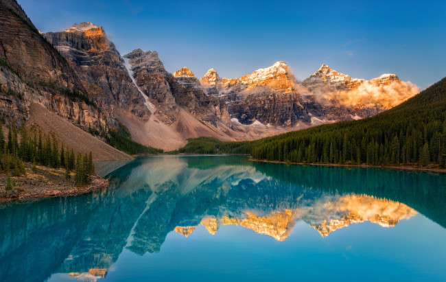 Обои картинки фото природа, реки, озера, озеро, горы, деревья, канада, утро, лес