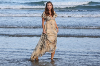 Картинка девушки barbara+palvin модель платье море волны