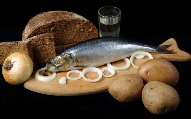 Обои картинки фото еда, рыба,  морепродукты,  суши,  роллы, хлеб, селёдка, водка, лук, картофель, закуска