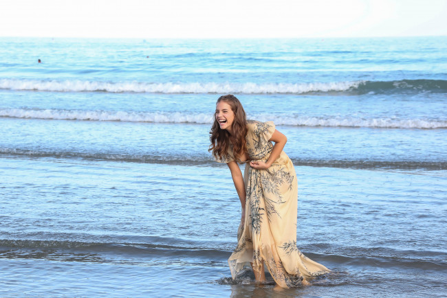 Обои картинки фото девушки, barbara palvin, модель, платье, море, радость, смех