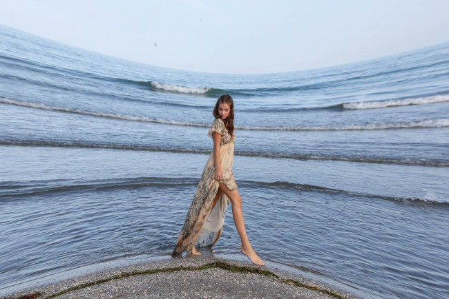 Обои картинки фото девушки, barbara palvin, модель, платье, море, ноги, берег