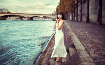 Картинка девушки marie+grippon река осень мост ступени набережная босиком платье брюнетка модель