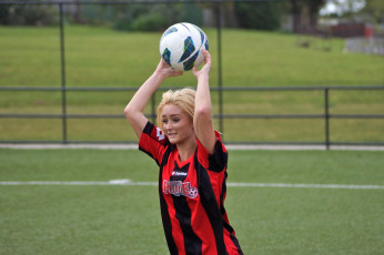 Картинка футбол спорт мяч девушка