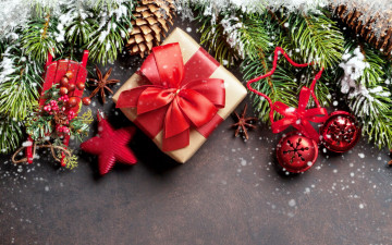 Картинка праздничные подарки+и+коробочки шишки подарок бант лента