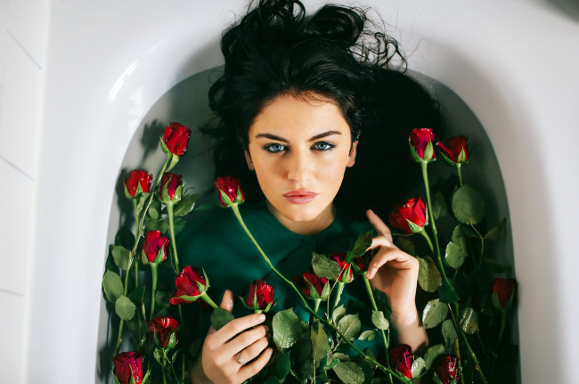 Обои картинки фото девушки, aurela skandaj, ванна, вода, розы