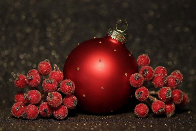 Обои картинки фото праздничные, шары, шарик, красный, ягоды