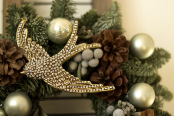 Картинка праздничные украшения шишки шары птичка