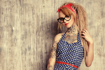 Картинка девушки -unsort+ блондинки платье горошек тату фон косички волосы очки взгляд девушка