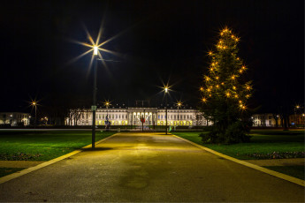 Картинка германия+koblenz города -+огни+ночного+города трава елка ночь площадь дома