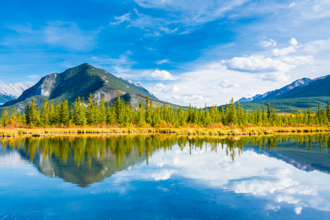 Обои картинки фото природа, реки, озера, озеро, banff, national, park, minnewanka, lake, горы, осень, небо, деревья, альберта, канада