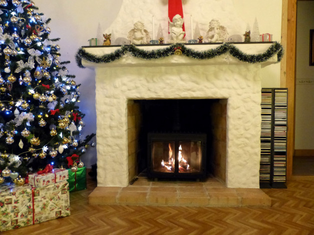 Обои картинки фото праздничные, новогодний очаг, елка, камин, подарки