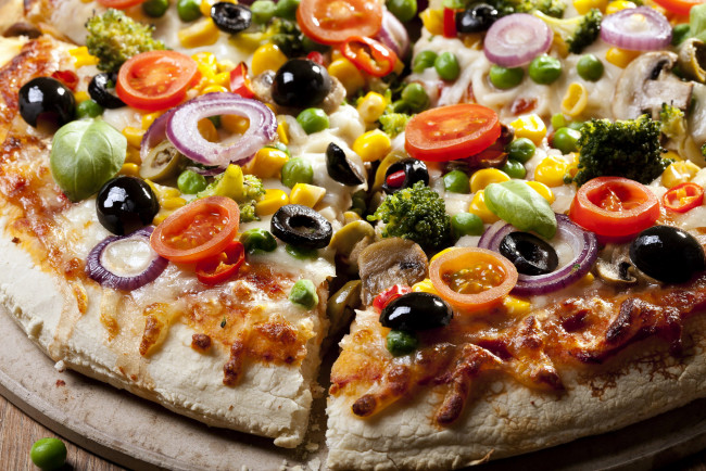 Обои картинки фото еда, пицца, маслины, брокколи, горошек, помидоры, лук