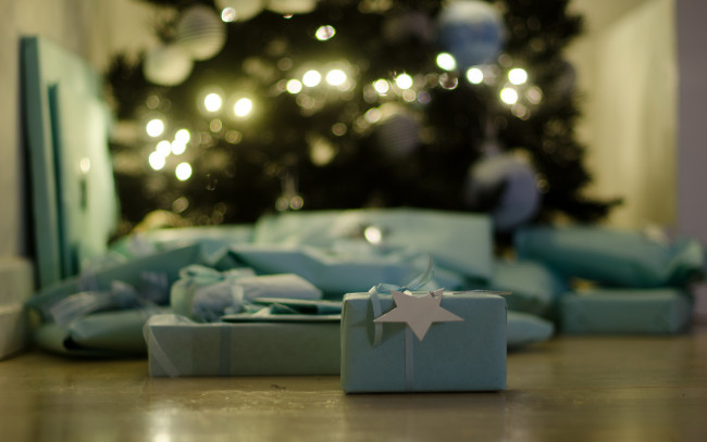 Обои картинки фото праздничные, подарки и коробочки, блики, ёлка, пол, подарки, коробки