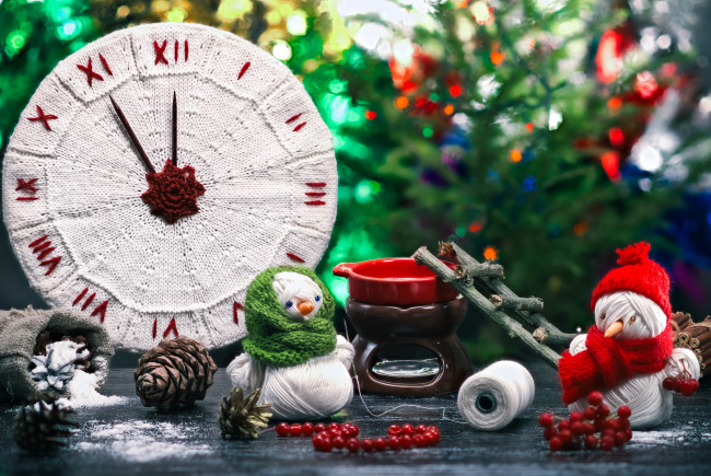 Обои картинки фото праздничные, - разное , новый год, рукоделие, шишки, снеговики, часы