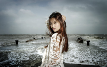 Картинка девушки -+азиатки море волны азиатка кружевное платье