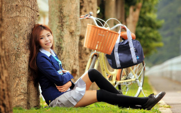 Картинка девушки -+азиатки школьница велосипед портфель