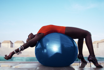 Картинка девушки lupita+nyong`o мяч для фитнеса массажный фитбол лупита нионго актриса театр кино знаменитость